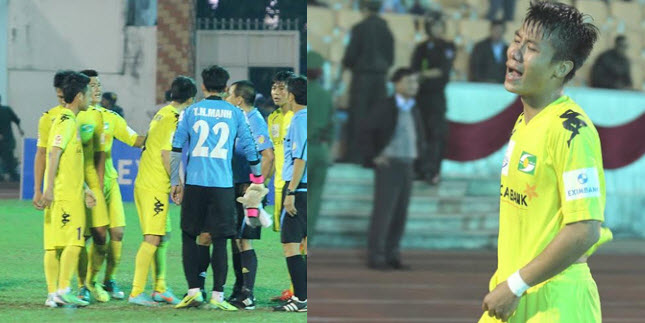 Cầu thủ Sông Lam Nghệ An khóc vì trọng tài xử ép