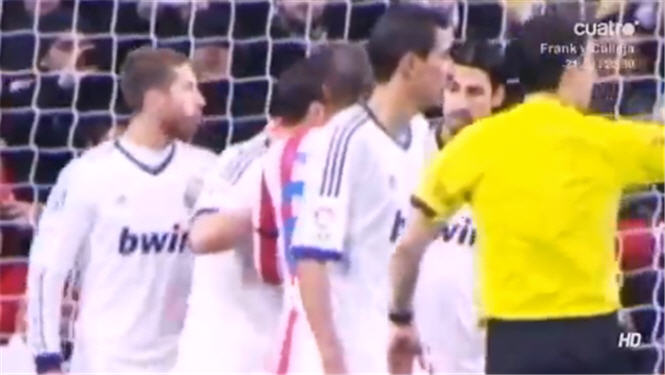 Video bóng đá: Sergio Ramos rình rình nhổ trộm vào mặt Diego Costa