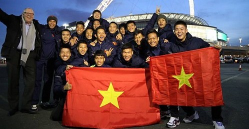 U19 Việt Nam được hàng vạn CĐV Stoke chào mừng ở sân Britannia
