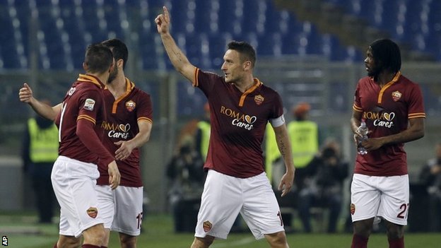 Video bàn thắng: Roma 3-2 Udinese (Vòng 28 - Serie A)