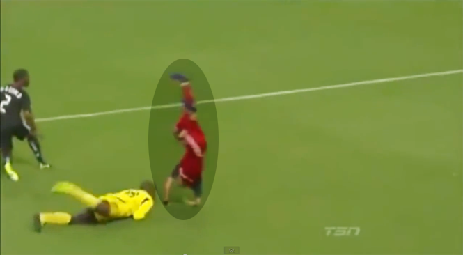 Video bóng đá: Tình huống thủ môn vào bóng bạo lực nhất trong lịch sử