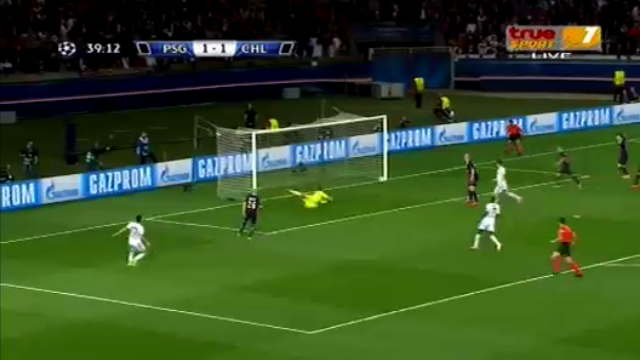 Video bóng đá: Cột dọc từ chối bàn thắng của Hazard