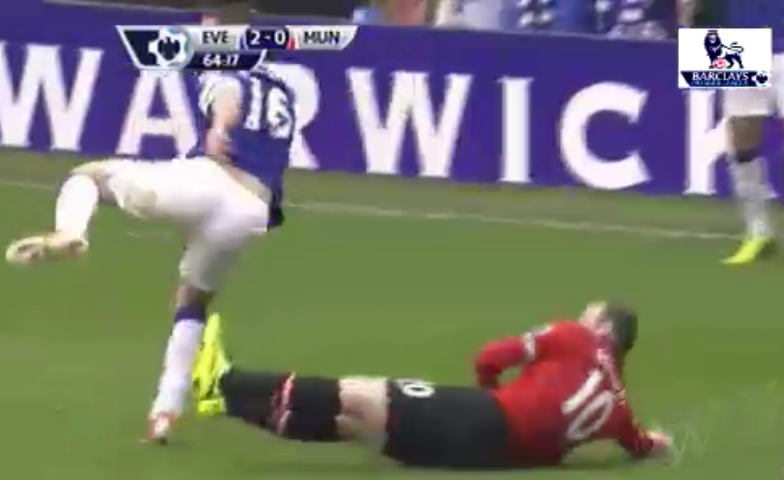 Video bóng đá: Tình huống vào bóng thô bạo của Rooney