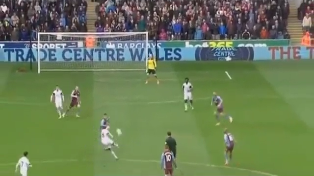 Video bóng đá: Siêu phẩm bàn thắng từ giữa sân của tiền vệ Swansea