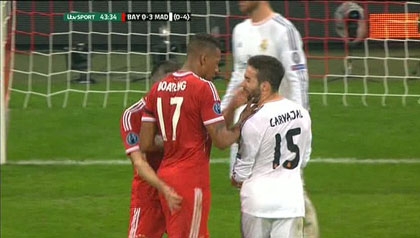 Giận cá chém thớt, Ribery tát vào mặt Carvajal