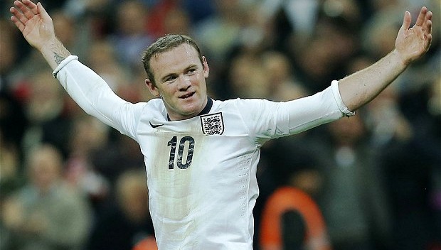 Rooney sang Bồ dưỡng thương cùng 2 chuyên gia thể lực