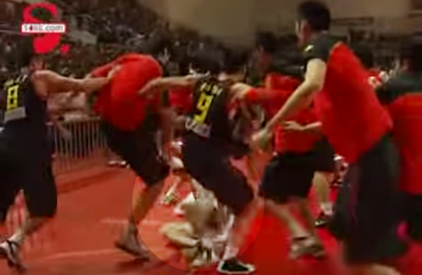 VIDEO: Cầu thủ Trung Quốc điên cuồng tấn công đội bạn