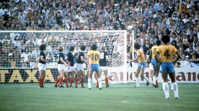 VIDEO: Siêu phẩm sút phạt 'lá vàng rơi' của Zico tại World Cup 1982