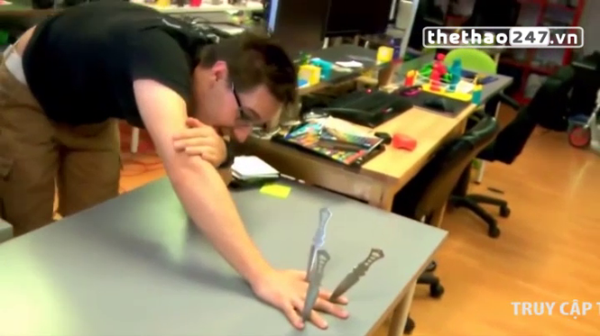 VIDEO: Màn chơi dao thót tim đầy nghệ thuật