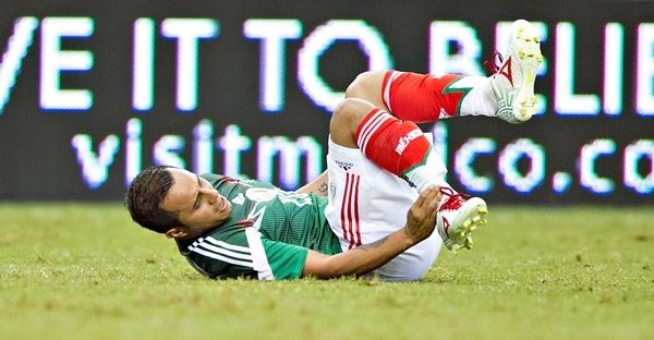 Gãy đôi chân, tuyển thủ Mexico mất World Cup vì ham bóng