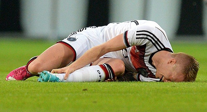 VIDEO: Cận cảnh chấn thương nghiêm trọng của Marco Reus trước thềm World Cup 2014