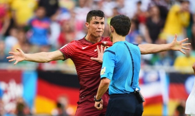 Video World Cup: Ronaldo phản ứng quyết liệt với trọng tài, đòi penalty cho tuyển Bồ Đào Nha