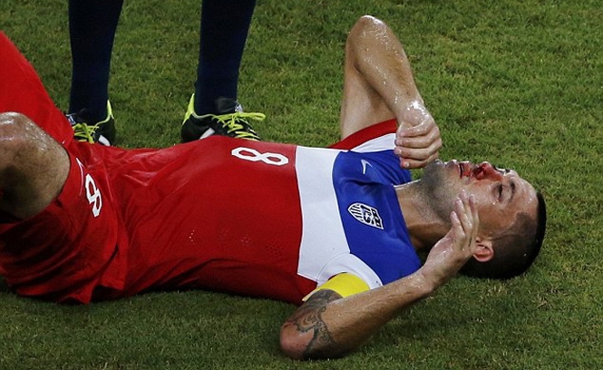 Video World Cup 2014: Pha trả đũa của cầu thủ Ghana khiến Dempsey đổ máu