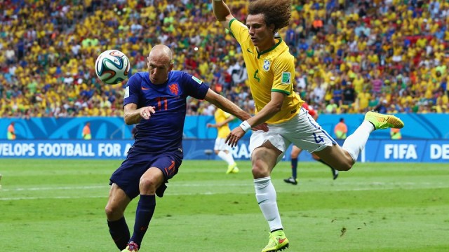VIDEO: Cả 3 bàn thắng của Hà Lan vào lưới Brazil đều có dấu giày của Robben