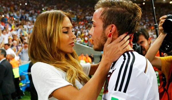 Bạn gái hôn Gotze mừng chiến thắng, fan ăn gỉ mũi chọc tức Joachim Loew