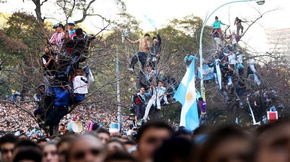 Fan Argentina trèo cây đầy mạo hiểm xem chung kết