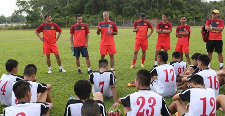 U19 Việt Nam tới sân 'xem giò' U19 Indonesia gặp Malaysia