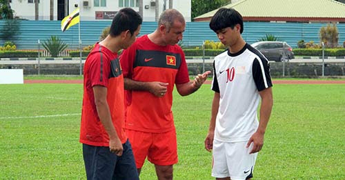 HLV Graechen “nhắc nhở” Công Phượng trước trận gặp U19 Indonesia