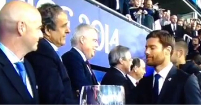 Bắt tay Chủ tịch UEFA, Xabi Alonso tỏ ra chán ngán