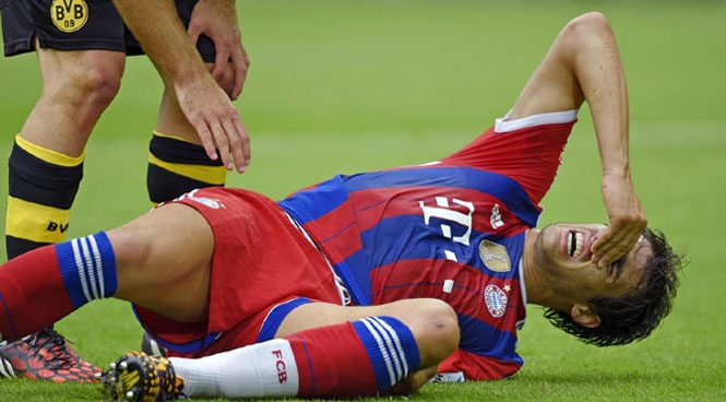 VIDEO: Cận cảnh chấn thương nghiêm trọng của Javi Martinez ở trận Siêu cúp Đức