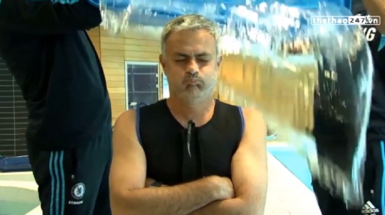 VIDEO: 'Người đặc biệt' Mourinho nhận thử thách dội nước đá