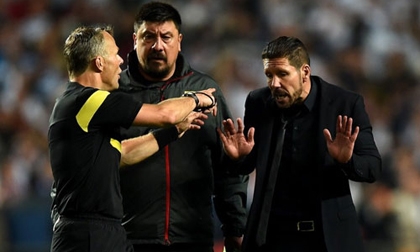 Diego Simeone bị đuổi khỏi sân vì dám 'xoa đầu trọng tài'