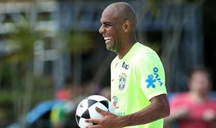 Brazil đuổi thẳng cổ Maicon