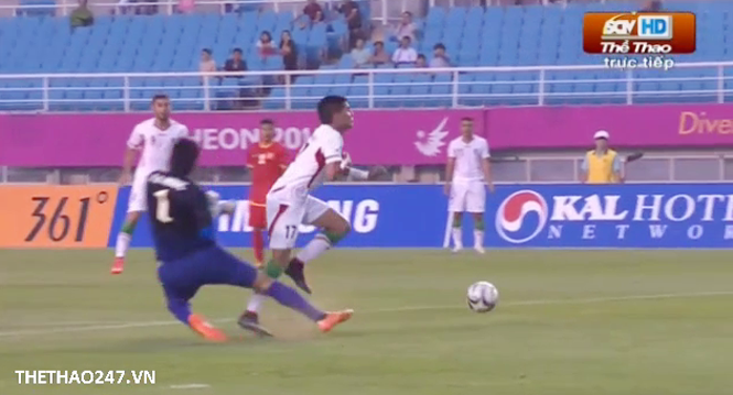VIDEO: Pha vào bóng kinh hoàng của thủ môn Bửu Ngọc với cầu thủ Iran (Asiad 17)