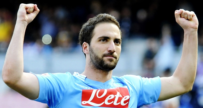 Gonzalo Higuain trước cơ hội chuyển tới Premier League thi đấu