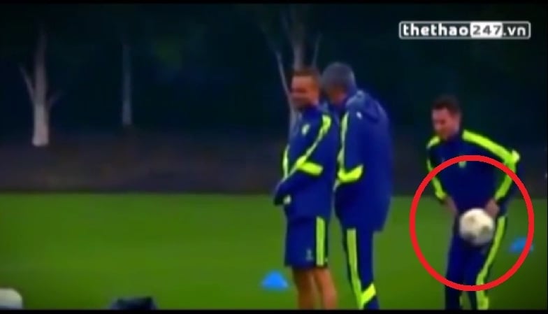 VIDEO: Jose Mourinho lại gây cười khi đá bóng vào đúng ''chỗ hiểm''