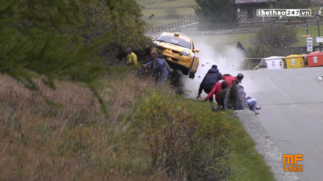 VIDEO: Đám đông thoát chết thần kỳ sau tai nạn kinh hoàng của xe đua