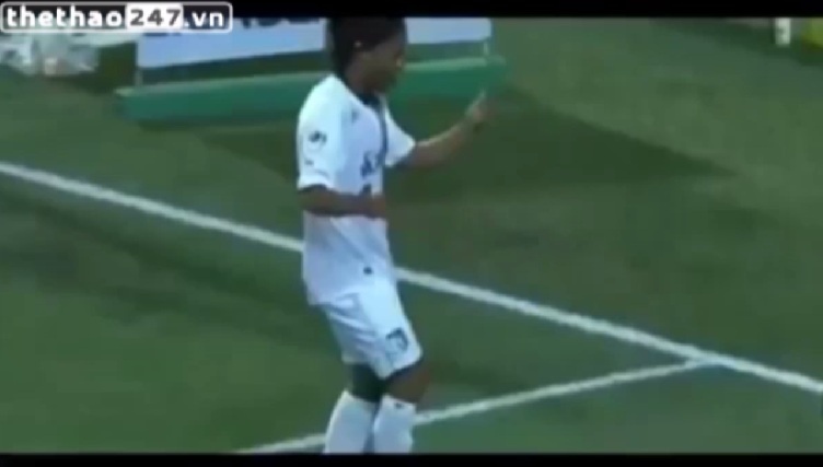 VIDEO: Ronaldinho nhảy samba mê hoặc khán giả Mexico