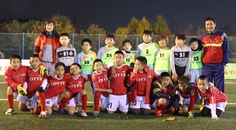 Hồng Sơn, Xuân Bắc hào hứng cùng các cầu thủ nhí tại Hàn Quốc