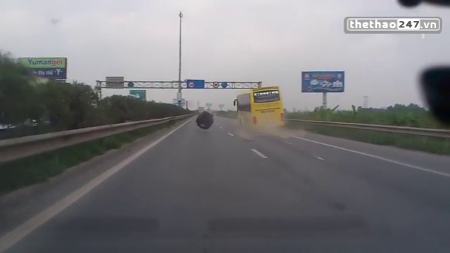 VIDEO: Xe khách chạy văng cả lốp trên cao tốc Pháp Vân - Cầu Giẽ