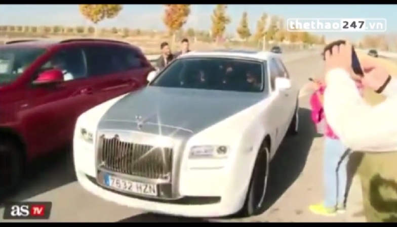 VIDEO: Fan phát cuồng vì siêu xe Rolls Royce Ghost của Ronaldo