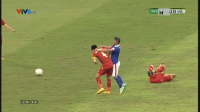 VIDEO: Phút 70' - Safiq Rahim chơi xấu với trung vệ Tiến Thành