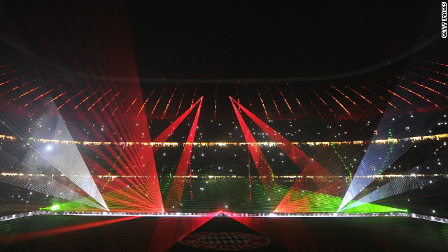 VIDEO: Bayern tổ chức bữa tiệc ánh sáng trên sân Allianz Arena tri ân NHM