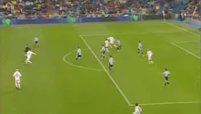 VIDEO: Pha chọc khe tinh tế không cần nhìn của Guti cho Zidane