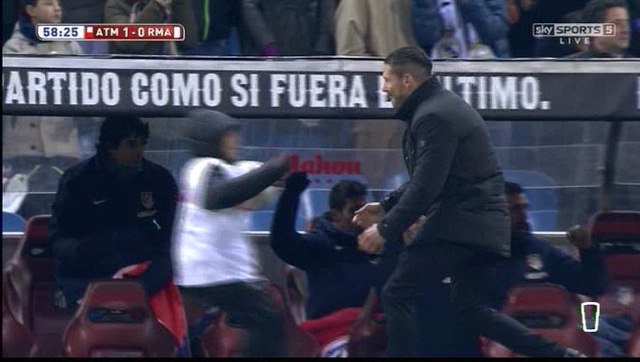 VIDEO: Màn ăn mừng đầy cảm xúc của HLV Diego Simeone và con trai