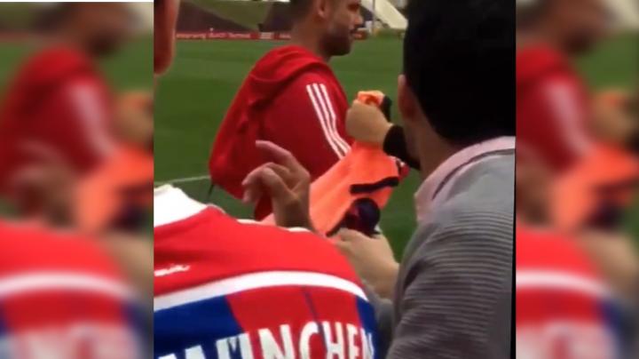 VIDEO: HLV Guardiola từ chối ký vào áo đấu của Barcelona
