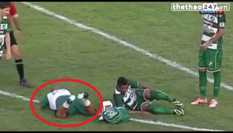 Video hài hước: Bác sĩ ngã sấp mặt khi vào sơ cứu cầu thủ