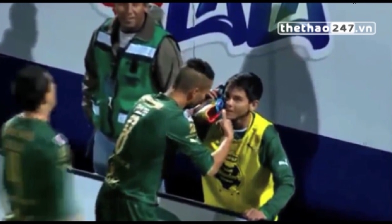 VIDEO: Ăn mừng bàn thắng cực dị, cầu thủ rút giày gọi điện thoại cho người thân