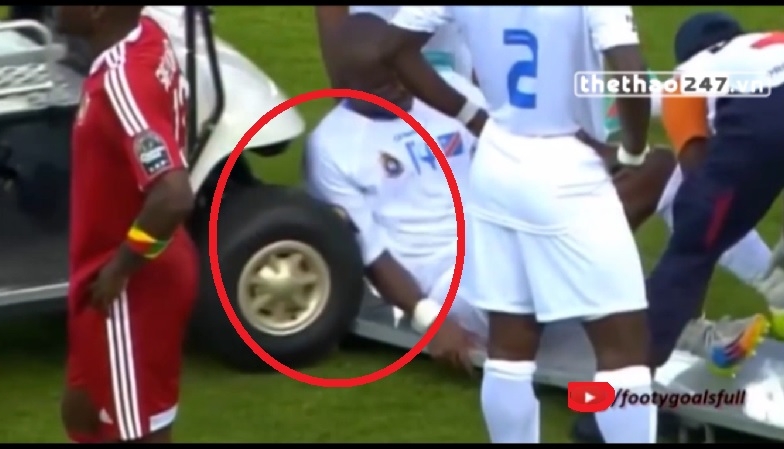 VIDEO: Xe cứu thương húc thẳng vào cầu thủ đang bị thương trên sân