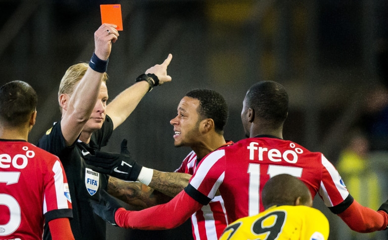 VIDEO: Cầu thủ phải nhận thẻ đỏ 'oan' ở ngay giây thứ 29