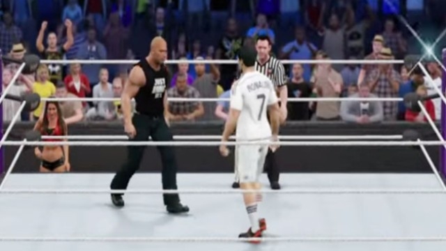 VIDEO: Hài hước màn đại chiến giữa Ronaldo và Dwayne Johnson trên võ đài WWE