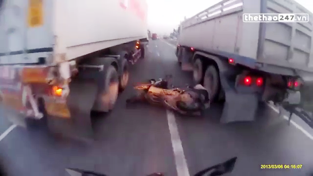 VIDEO: Thoát chết khó tin dù kẹt giữa gầm xe container và xe tải hạng nặng