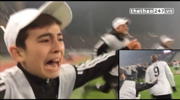 VIDEO: Cậu bé nhặt bóng phát cuồng khi Besiktas đánh bại Liverpool
