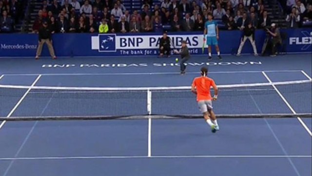 VIDEO: Cú lốp bóng khiến Federer chỉ biết đứng nhìn của tay vợt nhí