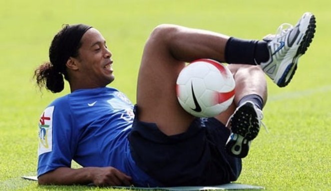 VIDEO: Những màn biểu diễn tâng bóng xem là mê của Ronaldinho