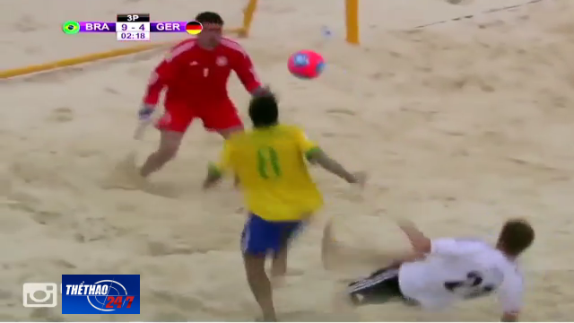 VIDEO: Tình huống tâng bóng ghi bàn từ giữa sân của vũ công Samba